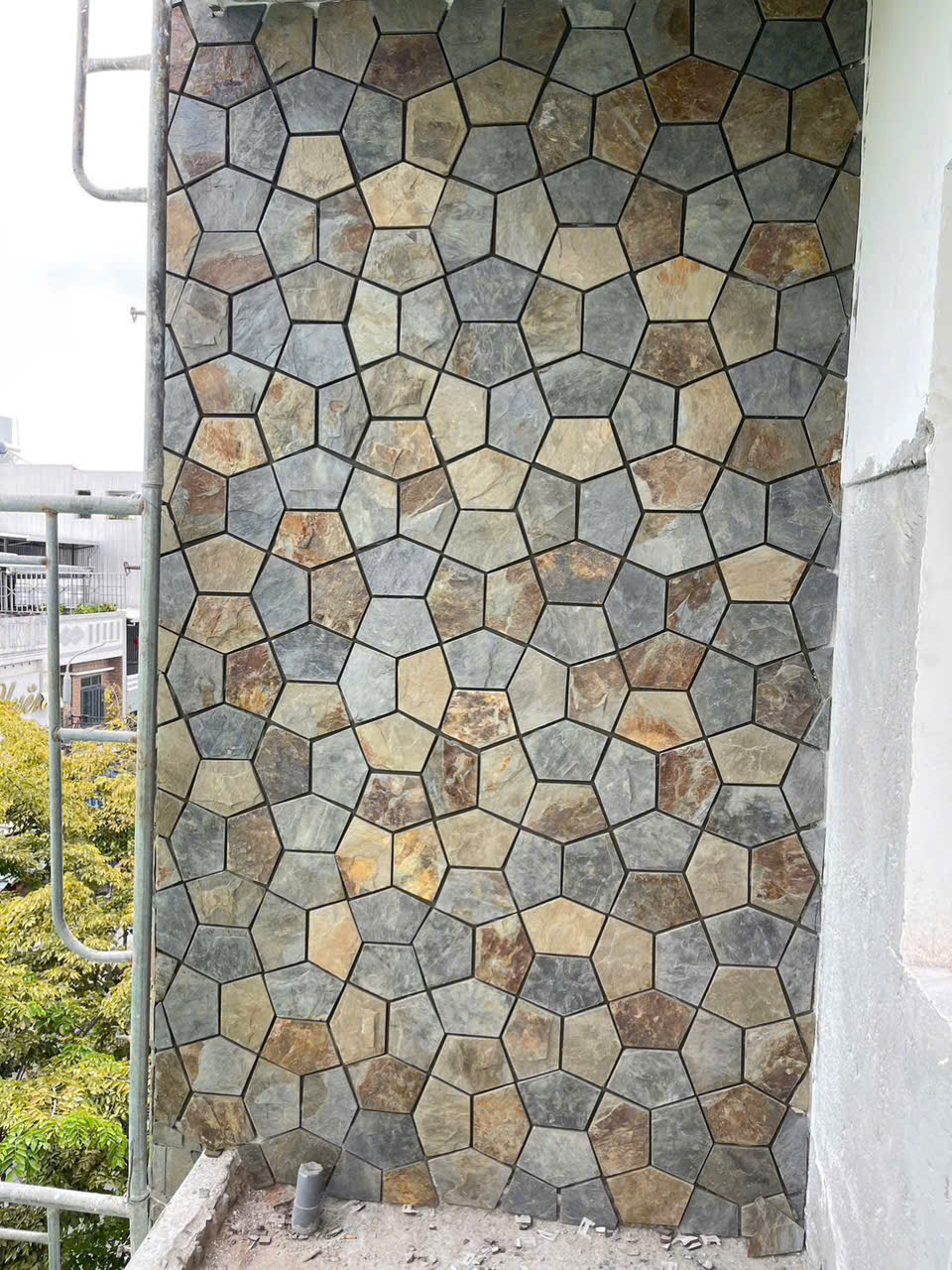 Đá ngũ giác đa sắc ốp tường cổ điển